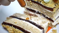  Sebelum dicicip lebih dulu tambahkan mochi dan sirup teh sesuai saran penyajian. Cake ini terdiri dari empat lapisan berupa sponge cake, cream, jelly dan crumbles. Foto: detikFood