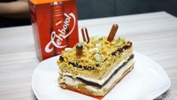 Saat cake dipotong, teksturnya sangat lembut. Lumernya cream dan sponge cake tersekat oleh jelly yang terbuat dari Teh Botol.  Cocok untuk teman ngeteh! Foto: detikFood