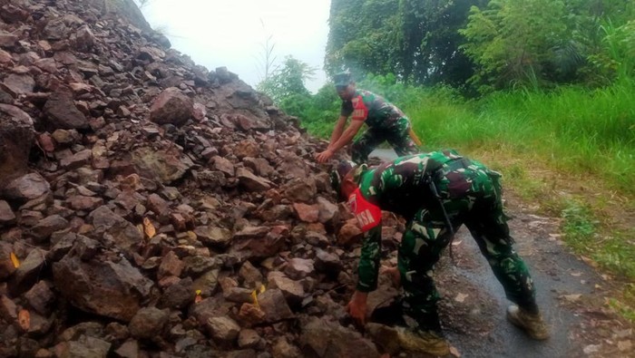 Longsor Tutup Akses 2 Desa di Bone, Sulawesi Selatan (Sulsel)