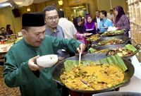 Bukan Di Restoran, 5 Orang Ini Makan Di Tempat Yang Tak Terduga!