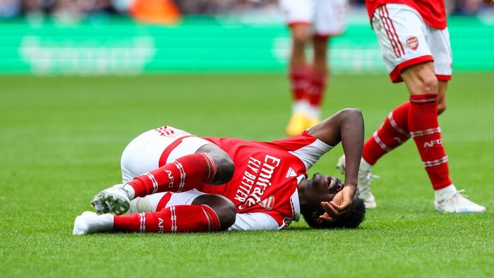 NEWCASTLE UPON TYNE, ENGLAND - MAY 07: Arsenals Bukayo Saka lays injured during the Premier League match between Newcastle United and Arsenal FC at St. James Park on May 7, 2023 in Newcastle upon Tyne, United Kingdom. (Photo by Alex Dodd - CameraSport via Getty Images)