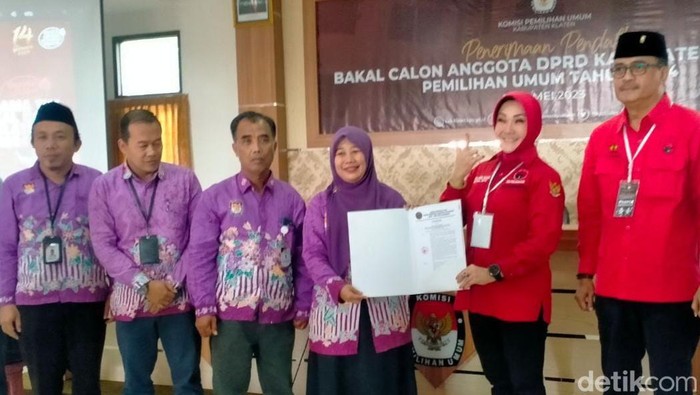 Bupati Klaten Sri Mulyani menyerahkan daftar Bacaleg ke KPU Kabupaten Klaten.