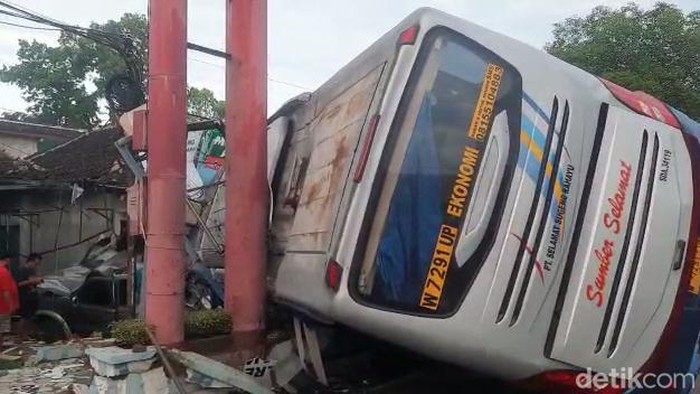 Bus Sumber selamat tabrak pos polisi Ngawi