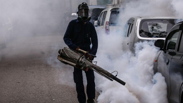 Perumahan warga di Kolombo, Sri Lanka disemprotkan fogging. Hal itu dilakukan sebagai salah satu upaya mencegah penyakit DBD.