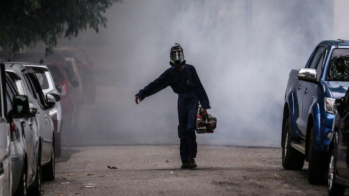 Perumahan warga di Kolombo, Sri Lanka disemprotkan fogging. Hal itu dilakukan sebagai salah satu upaya mencegah penyakit DBD.