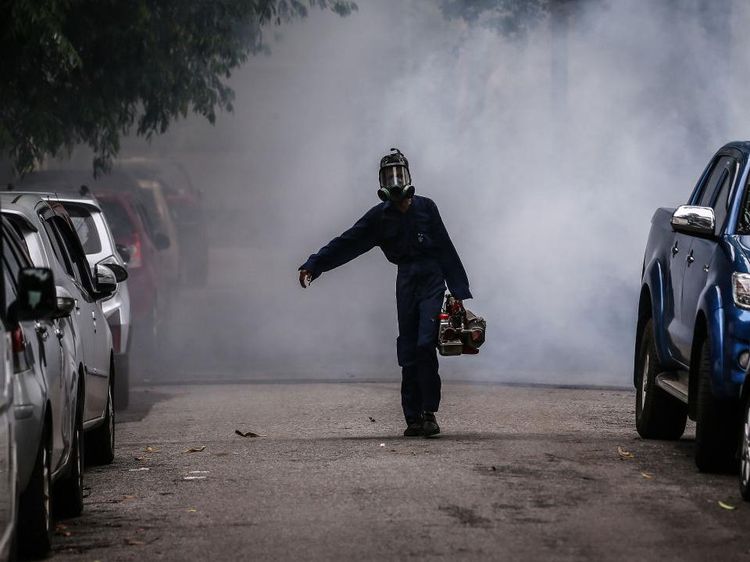 Cegah DBD, Perumahan Warga di Sri Lanka Difogging