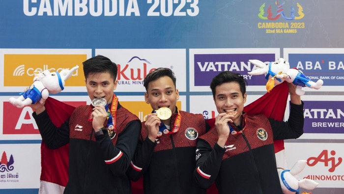Atlet Taolu Indonesia Muhammad Daffa Golden Boy menggigit emas seusai upacara penghargaan pemenang babak final nomor Jianshu-Qiangshu putra SEA Games 2023 di Chroy Changvar International Convention & Exhibition Center, Phnom Penh, Kamboja, Kamis (11/5/2023). Daffa Golden Boy meraih medali emas pada nomor tersebut dengan total poin tertinggi 19.3260. ANTARA FOTO/M Agung Rajasa/YU
