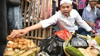 Setiap kunjungannya ke berbagai daerah, Dedi Mulyadi selalu menemui para pedagang makanan kecil. Seperti pada momen ini, ia menemui penjual gorengan. Foto: Republika