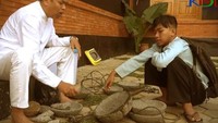 Tak hanya penjual makanan, Dedi Mulyadi juga pernah membantu penjual cobek yang satu ini. Bahkan setelahnya ia mengajaknya makan bersama. Foto: Instagram/YouTube