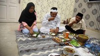 Beginilah momen kesederhanaan Dedi Mulyadi saat mengajak penjual cobek untuk makan bersama. Makannya sambil lesehan dengan berbagai lauk pilihan. Foto: Instagram/YouTube