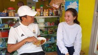 Lewat media sosial, Dedi Mulyadi sering memperlihatkan momennya saat mendukung penjual makanan UMKM. Di sini ia mempromosikan nasi uduk. Foto: Instagram/YouTube
