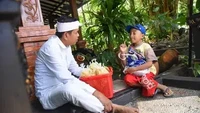 Terakhir ada momen Dedi Mulyadi saat membantu bocah penjual camilan kaki lima. Dedi Mulyadi bahkan tak gengsi harus duduk ngemper berbarengan si penjual camilan.  Foto: Instagram/YouTube