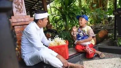 10 Potret Dedi Mulyadi saat Bantu Penjual Makanan UMKM