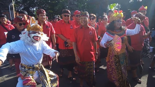Dewan Pimpinan Daerah (DPD) PDI Perjuangan Bali mendaftarkan 55 kadernya sebagai bakal calon legislatif (bacaleg) DPRD Bali ke Komisi Pemiliham Umum (KPU) Provinsi Bali, Kamis (11/5/2023).
