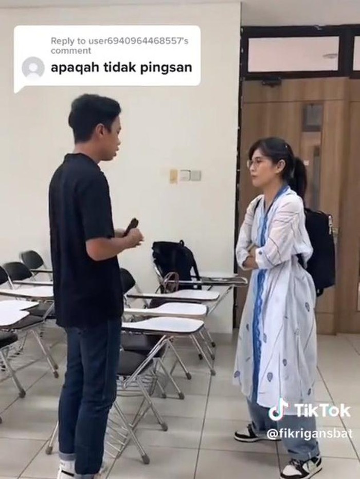 Dian Sastrowardoyo jadi dosen di Univesitas Indonesia.