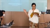 Gaya Dian Sastro saat mengajar juga santai. Foto: TikTok fikrigansbats