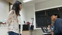 Aksi Dian Sastro menjadi dosen diabadikan oleh beberapa mahasiswanya. Foto: TikTok fikrigansbats