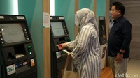 Nasabah BSI tengah mencoba layanan ATM BSI di Gedung Wisma Mandiri I di Jakarta, Kamis (11/5/2023).