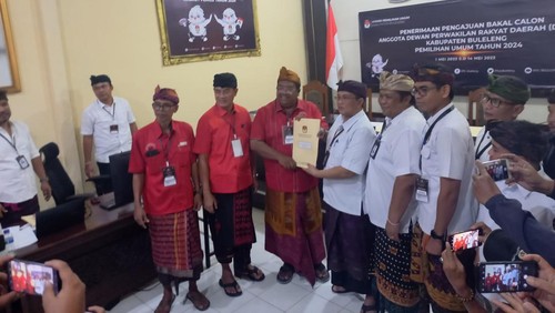 DPC PDIP Buleleng mendaftarkan 45 kadernya sebagai bacaleg di KPU Buleleng, Kamis (11/5/2023).