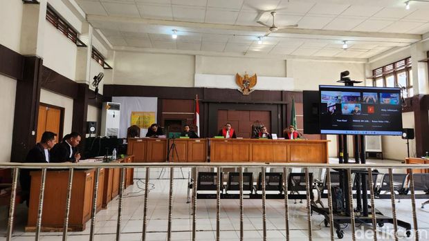 Eks Kades di Musi Rawas, Sumsel didakwa karena korupsi dana desa untuk menyewa wanita open BO.