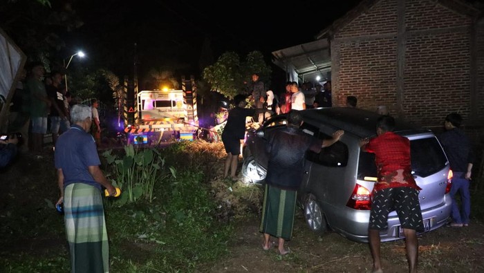 Evakuasi Grand Livina masuk ke sawah di Ponorogo