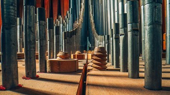 Ini bagian dalam Organ Pipa atau Koridor Gedung Pencakar Langit? Foto: Charles Brooks