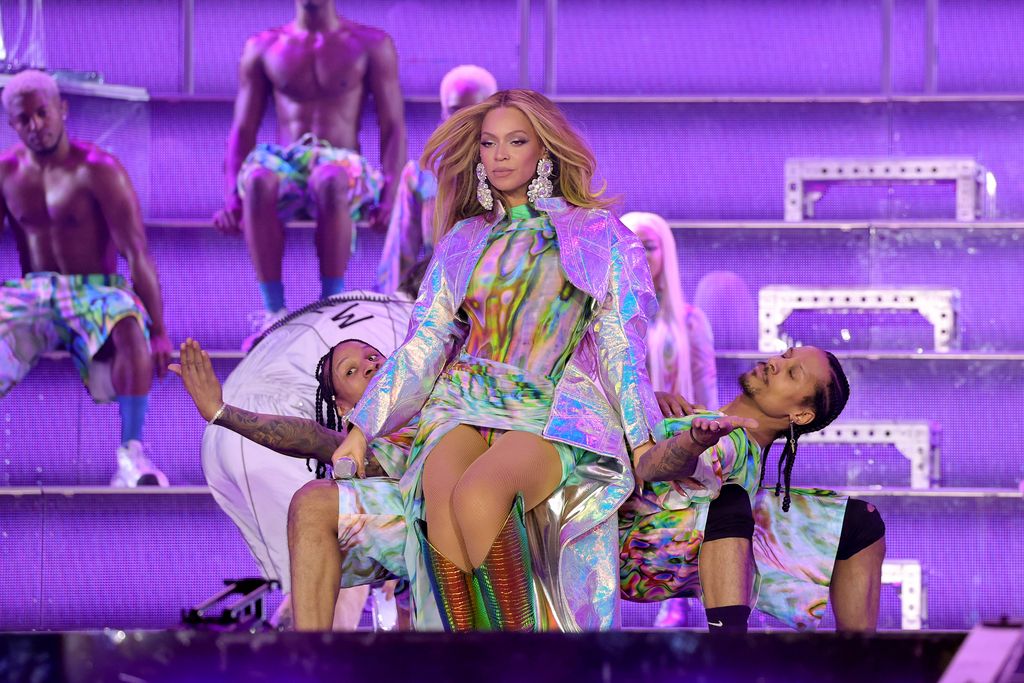 Gaya Beyonce di Konser Perdana Renaissance STOCKHOLM, SWEDEN - MAY 10: (Editorial Use Only) (Exclusive Coverage) BeyoncΓ© performs onstage during the opening night of the
