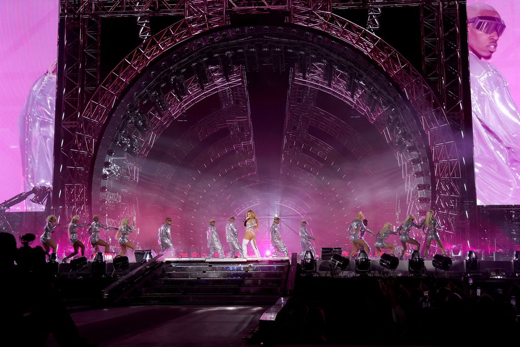 Gaya Beyonce di Konser Perdana Renaissance STOCKHOLM, SWEDEN - MAY 10: (Editorial Use Only) (Exclusive Coverage) BeyoncΓ© performs onstage during the opening night of the