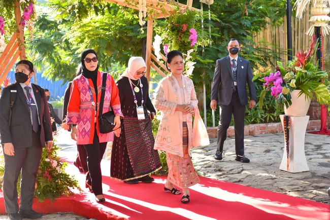 Kebaya Iriana Jokowi dalam potongan kutubaru yang dilengkapi selendang senada. Kainnya sendiri menggunakan tenun NTT yang khas dengan motif geometrisnya, tapi kali ini tampak terasa lebih modern berkat warna pastel dan motif orang-orangannya. (Foto: Handout/Anadolu Agency via Getty Images)