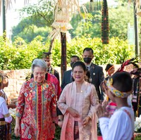 KTT ASEAN Ke-42 juga diisi dengan agenda khusus bagi para pendamping atau istri para pemimpin negara anggota. Sebagai tuan rumah, istri Presiden Joko Widodo, Iriana, memimpin acara yang berlangsung di Puncak Waringin, Manggarai Barat, Nusa Tenggara Timur (NTT), pada Rabu (10/5/2023). (Foto: Handout/Anadolu Agency via Getty Images)