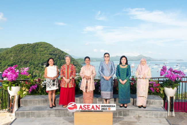 Turut hadir dalam kegiatan tersebut, Bun Rany Hun Sen (dari Kamboja), Vandara Siphandone (Laos), Louise Araneta Marcos (Filipina), dan Ho Ching (Singapura). Sembari menikmati jamuan teh, mereka juga dimanjakan keindahan panorama sekitar. “Saya bisa merasakan bahwa ibu-ibu semua bisa senang melihat yang ada di Labuan Bajo,” ujar Iriana dalam keterangan resminya. (Foto: Handout/Anadolu Agency via Getty Images)