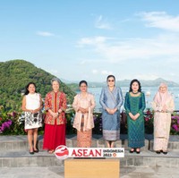 Turut hadir dalam kegiatan tersebut, Bun Rany Hun Sen (dari Kamboja), Vandara Siphandone (Laos), Louise Araneta Marcos (Filipina), dan Ho Ching (Singapura). Sembari menikmati jamuan teh, mereka juga dimanjakan keindahan panorama sekitar. “Saya bisa merasakan bahwa ibu-ibu semua bisa senang melihat yang ada di Labuan Bajo,” ujar Iriana dalam keterangan resminya. (Foto: Handout/Anadolu Agency via Getty Images)