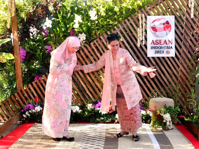 Iriana Jokowi menyambut Wan Azizah Wan Ismail, istri Perdana Menteri Malaysia Anwar Ibrahim. Untuk kegiatan ini, Iriana Joko Widodo memberikan penampilan terbaiknya dalam balutan kebaya bernuansa pink pastel dan sendal hitam Hermes. (Foto: Dok. BPMI Setpres RI)