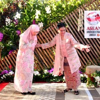 Iriana Jokowi menyambut Wan Azizah Wan Ismail, istri Perdana Menteri Malaysia Anwar Ibrahim. Untuk kegiatan ini, Iriana Joko Widodo memberikan penampilan terbaiknya dalam balutan kebaya bernuansa pink pastel dan sendal hitam Hermes. (Foto: Dok. BPMI Setpres RI)