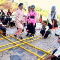 Iriana Jokowi bahkan sempat unjuk kebolehan bermain Rangku Alu. Kebaya nyatanya tak mengurangi kelincahan Ibu Negara RI. (Foto: Dok. BPMI Setpres RI)