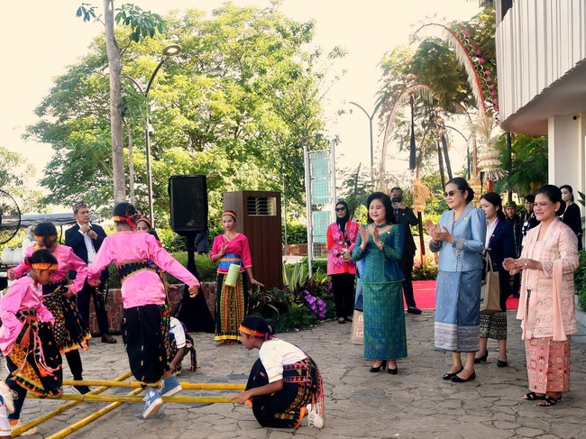 Selain nge-teh cantik, Iriana mengajak para pendamping pemimpin ASEAN untuk melihat sejumlah aktivitas berbasis budaya, di antaranya adalah tarian Dundundake, permainan tradisional Rangku Alu, hingga persembahan sejumlah lagu daerah NTT. (Foto: Dok. BPMI Setpres RI)