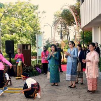 Selain nge-teh cantik, Iriana mengajak para pendamping pemimpin ASEAN untuk melihat sejumlah aktivitas berbasis budaya, di antaranya adalah tarian Dundundake, permainan tradisional Rangku Alu, hingga persembahan sejumlah lagu daerah NTT. (Foto: Dok. BPMI Setpres RI)