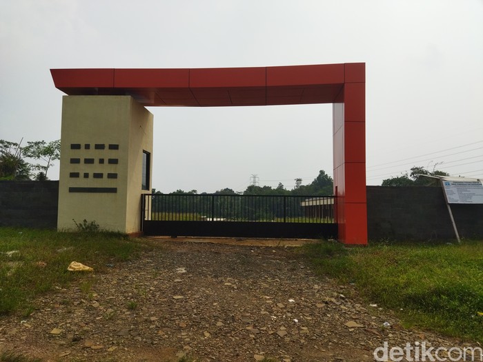 Gedung sekolah milik Pemerintah Provinsi Banten di Pandeglang belum difungsikan. (Aris Rivaldo/detikcom)