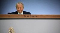 Potret foto lainnya, sisa-sisa potongan kue menempel di depan podium anggota dewan Porsche, Wolfgang Porsche. Foto: AFP/TOBIAS SCHWARZ