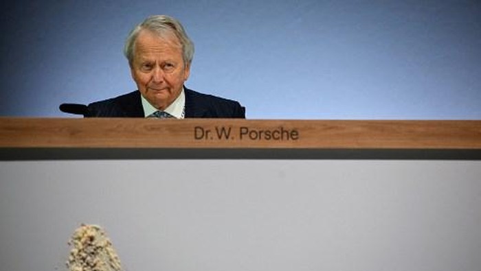 GERMANY-ECONOMY-AUTOMOBILE-VOLKSWAGEN-AGM Wolfgang Porsche usai kue yang dilempar aktivis mengenai podium di Berlin (Photo by Tobias SCHWARZ / AFP)