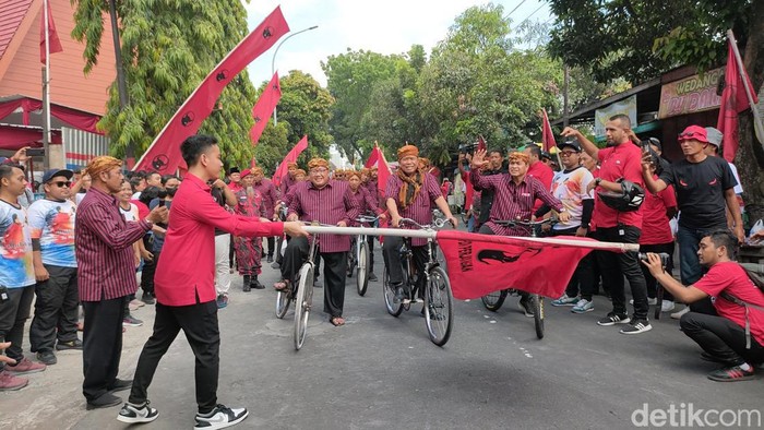 Gibran Rakabuming Raka melepas bacaleg mendaftar ke KPU, Solo, Kamis (11/5/2023).