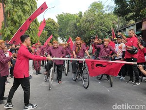 Dilepas Gibran, Bacaleg PDIP Pakai Lurik Bersepeda Daftar ke KPU Solo