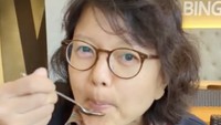 Wanita 46 tahun ini hobi traveling bersama keluarganya. Belum lama ia ke Korea Selatan dan mencicipi bingsu di sana.