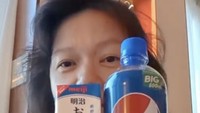 Bereksperimen dengan minuman juga dilakukan Grace Tahir bersama anak-anaknya. Mereka memadukan Pepsi dengan aneka minuman, termasuk susu.
