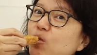 Mencicipi berbagai olahan tempe, putri Dato Sri Tahir ini menyampaikan filosofi. Jadilah seperti tempe yaitu sesuatu yang sederhana dan bernilai.