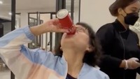 Foto ini memperlihatkan Grace Tahir mencoba tantangan No Burp Challenge. Ia menenggak banyak cola lalu terlihat bersendawa besar di akhir.