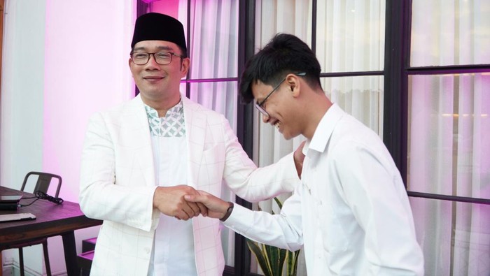 Gubernur Jawa Barat Ridwan Kamil menemui langsung Husein Ali Rafsanjani guru ASN SMPN 2 Pangandaran yang mengaku mendapat pungli.