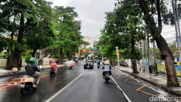 hujan di surabaya