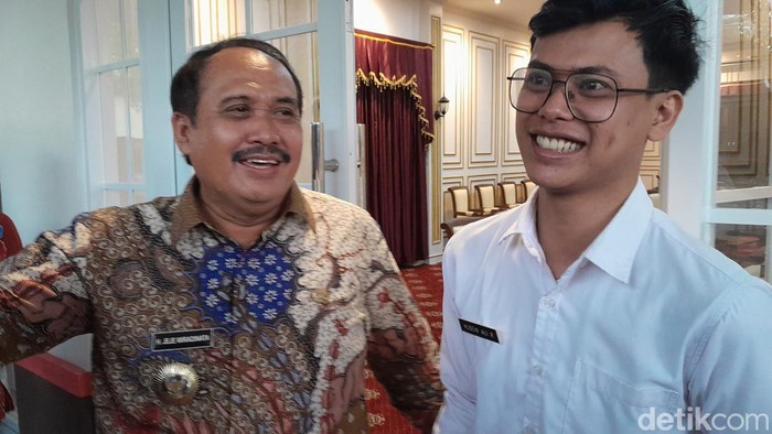 Husein guru yang memilih mundur gegara pungli bertemu Bupati Pangandaran Jeje Wiradinata di Pangandaran, Kamis (11/5/2023).