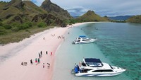 Spot lain yang tidak boleh ketinggalan adalah Pink Beach atau yang dikenal sebagai Pantai Merah oleh masyarakat lokal. Istimewanya warna merah di pantai ini ternyata berasal dari hewan mikroskopis dan pecahan batu karang berwarna kemerahan di sekitar pesisir pantai.